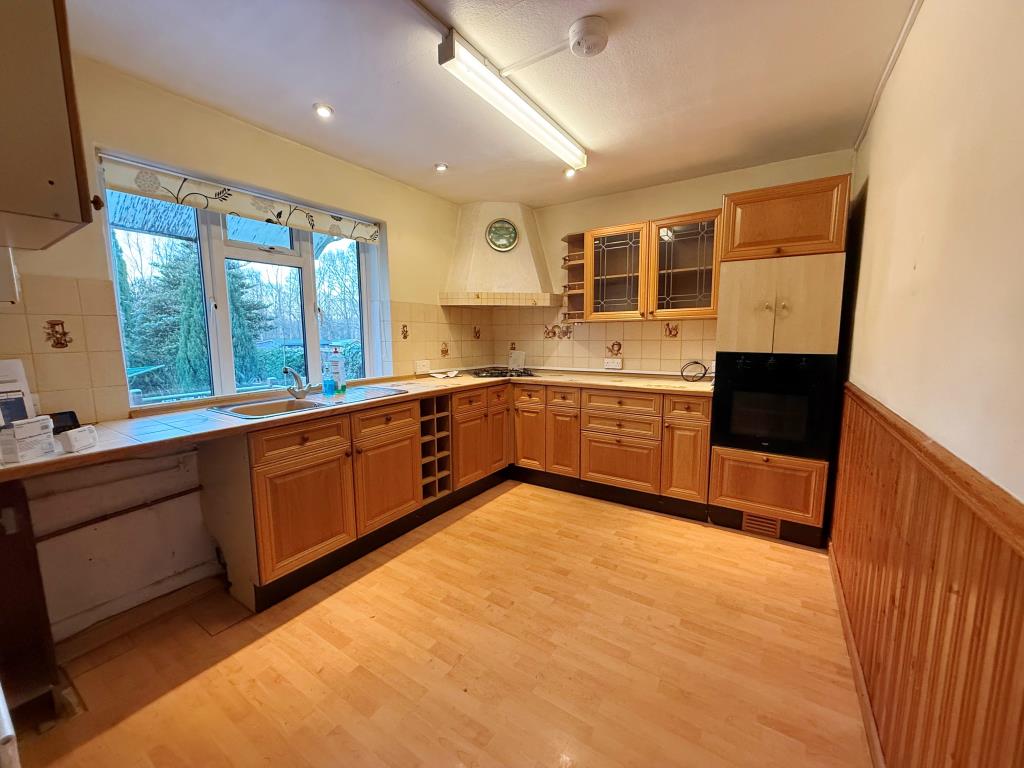 Lot: 171 - THREE-BEDROOM END-TERRACE HOUSE FOR IMPROVEMENT - Kitchen